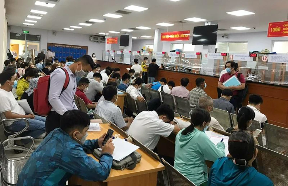 Người dân làm thủ tục tại bộ phận một cửa TP Thủ Đức. Ảnh: THANH TUYỀN