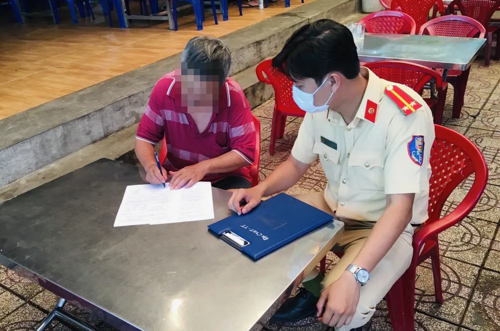 Các chủ quán ăn trên địa bàn huyện Củ Chi ký cam kết chấp hành nghiêm quy định của pháp luật về giao thông. Ảnh: HOÀNG TUẤN