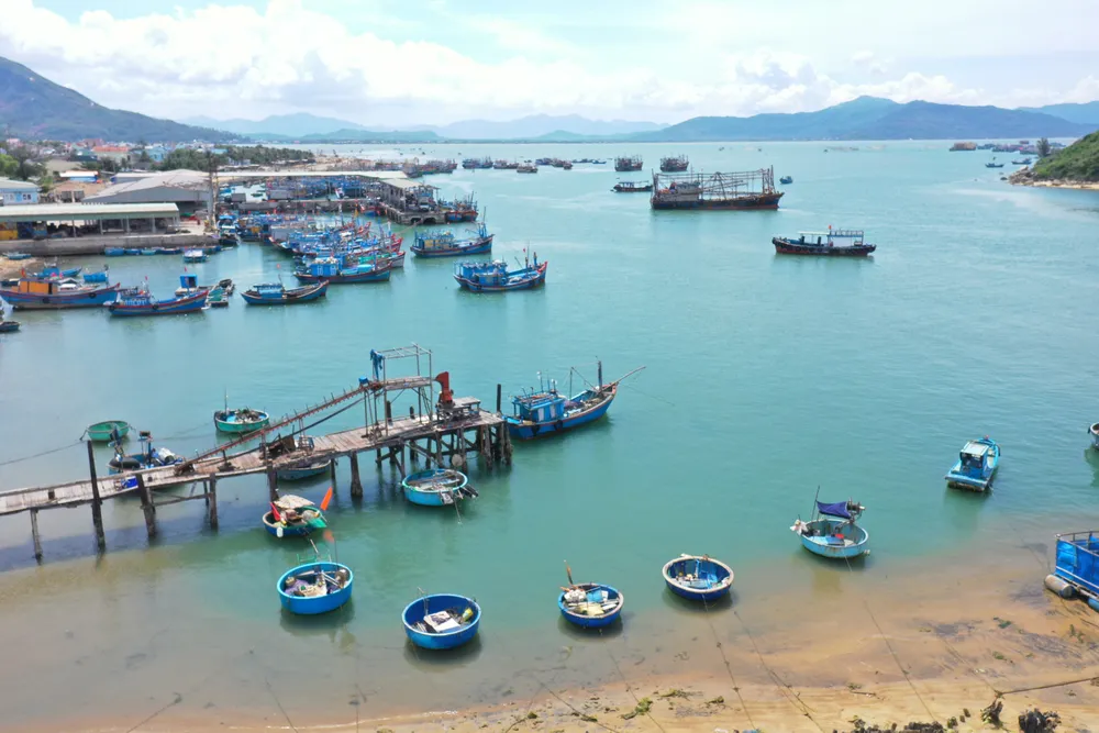 Hiện ngư trường đánh bắt của ngư dân ngày càng hạn hẹp, nguồn lợi ít hơn trước đây. Ảnh: MINH THU