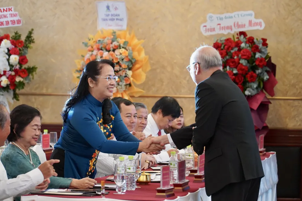 Bà Trần Kim Yến, Phó Chủ tịch Ủy ban Trung ương MTTQ Việt Nam, Chủ tịch Ủy ban MTTQ Việt Nam TP.HCM, cùng các đại biểu tham dự chương trình. Ảnh: BẢO PHƯƠNG Bà Trần Kim Yến, Phó Chủ tịch Ủy ban Trung ương MTTQ Việt Nam, Chủ tịch Ủy ban MTTQ Việt Nam TP.HCM, cùng các đại biểu tham dự chương trình. Ảnh: BẢO PHƯƠNG