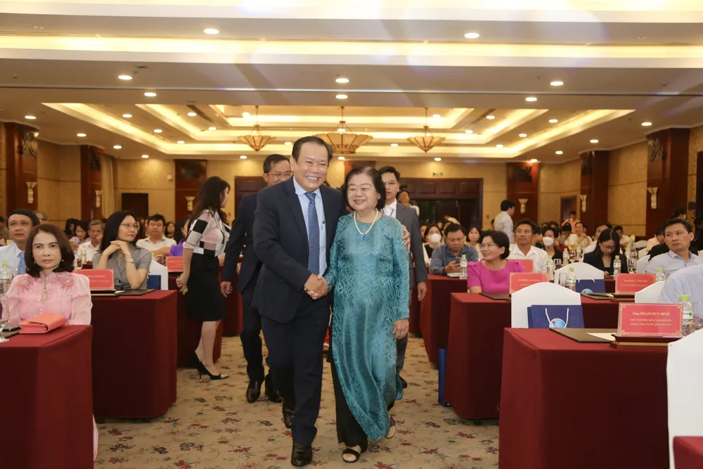 Bà Trương Mỹ Hoa, nguyên Bí thư Trung ương Đảng, nguyên Phó Chủ tịch nước, Chủ tịch Quỹ học bổng Vừ A Dính, Chủ nhiệm Câu lạc bộ "Vì Hoàng Sa - Trường Sa thân yêu". Ảnh: HOÀNG GIANG Bà Trương Mỹ Hoa, nguyên Bí thư Trung ương Đảng, nguyên Phó Chủ tịch nước, Chủ tịch Quỹ học bổng Vừ A Dính, Chủ nhiệm Câu lạc bộ "Vì Hoàng Sa - Trường Sa thân yêu". Ảnh: HOÀNG GIANG