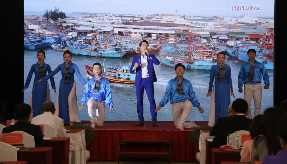 Ca sĩ Nguyễn Phi Hùng trình bày mở đầu chương trình với ca khúc Lời gửi Trường Sa. Ảnh: HOÀNG GIANG Ca sĩ Nguyễn Phi Hùng trình bày mở đầu chương trình với ca khúc Lời gửi Trường Sa. Ảnh: HOÀNG GIANG