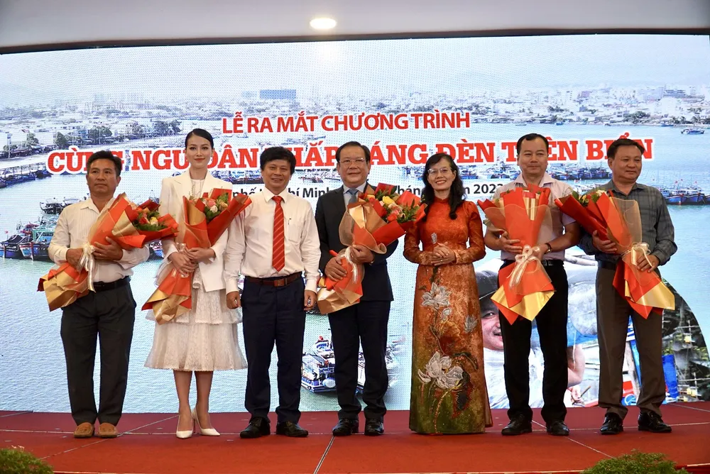 Ban tổ chức chương trình tặng hoa cho các khách mời. Ảnh: BẢO PHƯƠNG Ban tổ chức chương trình tặng hoa cho các khách mời. Ảnh: BẢO PHƯƠNG