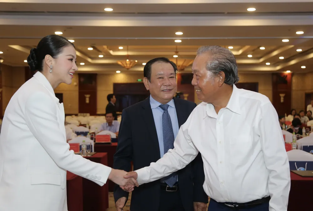 Ông Trương Hòa Bình, Nguyên Ủy viên Bộ Chính trị, Nguyên Phó Thủ tướng Thường trực, ông Mai Ngọc Phước, Tổng biên tập Báo Pháp luật TP.HCM, Trưởng Ban chỉ đạo chương trình; Hoa hậu Trái đất 2018 Nguyễn Phương Khánh, đại sứ chương trình. Ảnh: HOÀNG GIANG Ông Trương Hòa Bình, Nguyên Ủy viên Bộ Chính trị, Nguyên Phó Thủ tướng Thường trực, ông Mai Ngọc Phước, Tổng biên tập Báo Pháp luật TP.HCM, Trưởng Ban chỉ đạo chương trình; Hoa hậu Trái đất 2018 Nguyễn Phương Khánh, đại sứ chương trình. Ảnh: HOÀNG GIANG