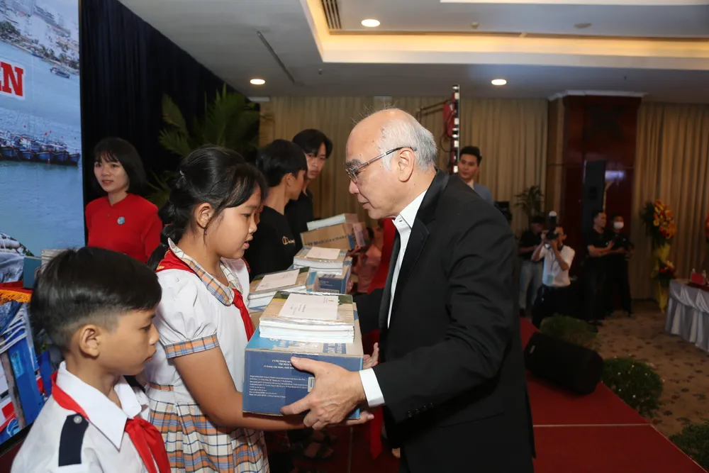 Ông Phan Nguyễn Như Khuê trao quà, học bổng cho các em học sinh ở các gia đình bà con ngư dân gặp khó khăn. Ảnh: HOÀNG GIANG Ông Phan Nguyễn Như Khuê trao quà, học bổng cho các em học sinh ở các gia đình bà con ngư dân gặp khó khăn. Ảnh: HOÀNG GIANG