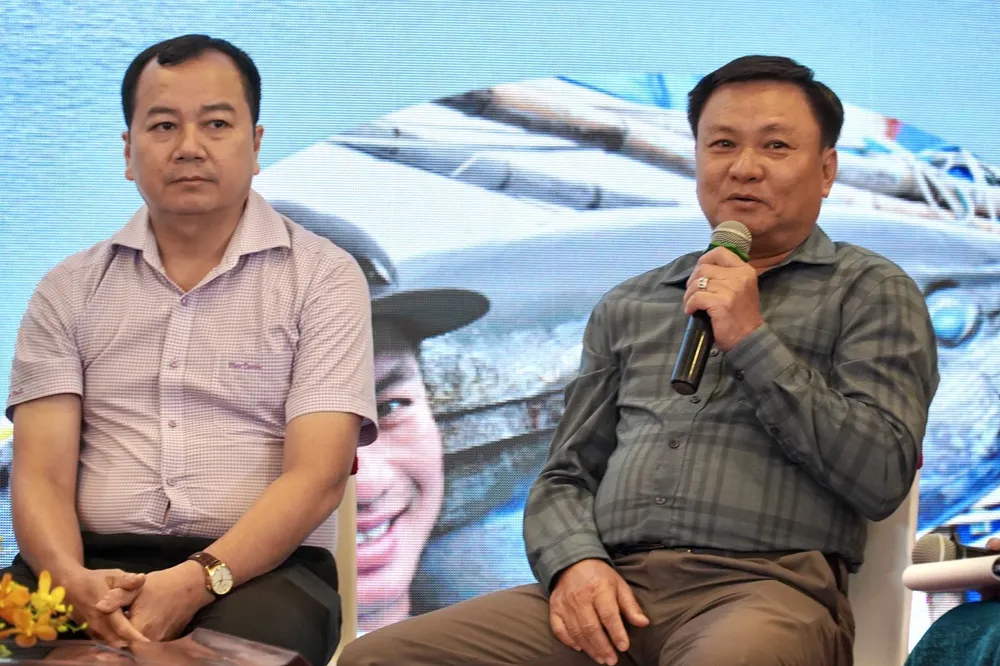 Ông Nguyễn Văn Nhỏ, Chủ đội tàu, Bí thư kiêm Trưởng ban điều hành ấp Phước Hiệp, xã Phước Tỉnh, huyện Long Điền, tỉnh Bà Rịa Vũng Tàu. Ảnh: BẢO PHƯƠNG Ông Nguyễn Văn Nhỏ, Chủ đội tàu, Bí thư kiêm Trưởng ban điều hành ấp Phước Hiệp, xã Phước Tỉnh, huyện Long Điền, tỉnh Bà Rịa Vũng Tàu. Ảnh: BẢO PHƯƠNG