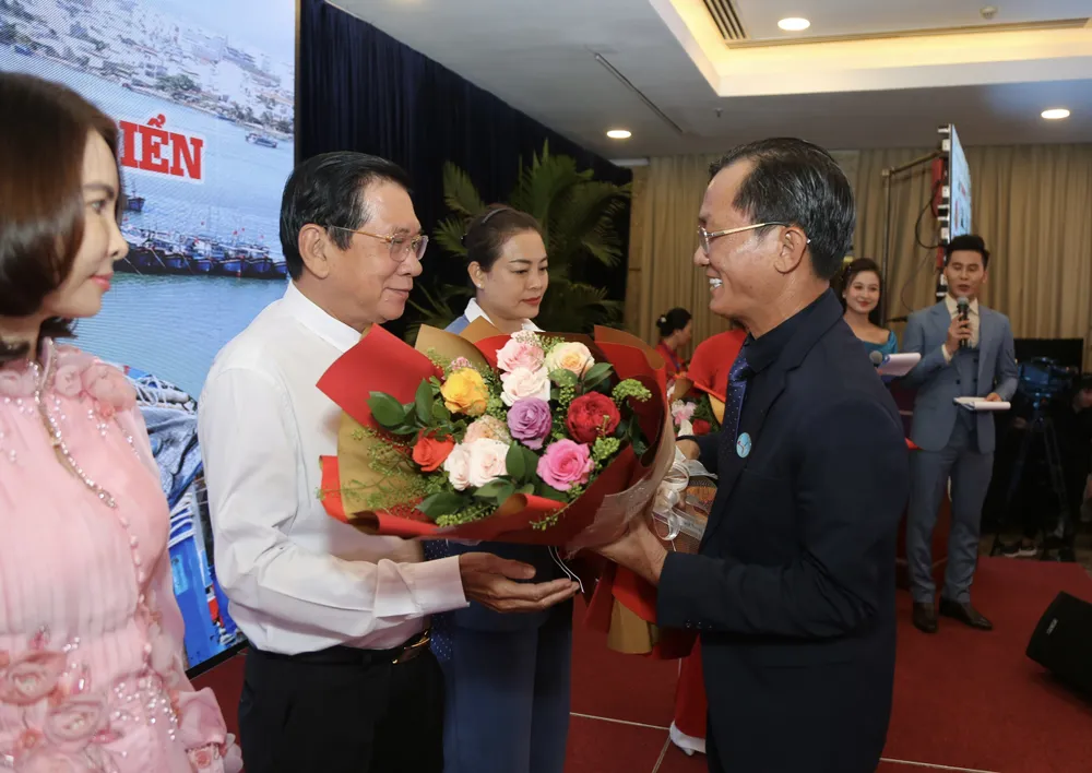 Phó Tổng biên tập Báo Pháp Luật TP.HCM Nguyễn Đức Hiển tặng hoa cảm ơn các nhà tài trợ của chương trình. Ảnh: HOÀNG GIANG Phó Tổng biên tập Báo Pháp Luật TP.HCM Nguyễn Đức Hiển tặng hoa cảm ơn các nhà tài trợ của chương trình. Ảnh: HOÀNG GIANG