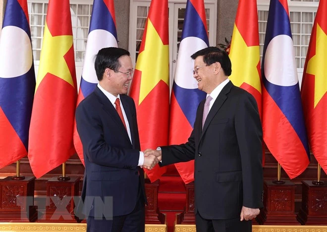 Tổng Bí thư, Chủ tịch nước Lào Thongloun Sisoulith đón Chủ tịch nước Võ Văn Thưởng. Ảnh: TTXVN