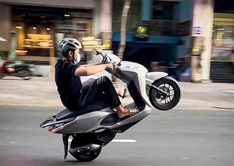 Hình ảnh nam thanh niên chạy xe không biển số, bốc đầu ở quận 5, TP.HCM. Ảnh: Cắt từ clip