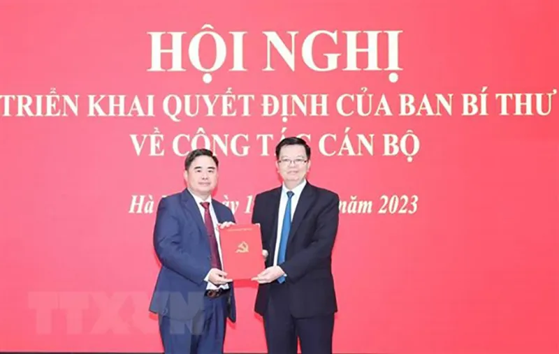Ông Mai Văn Chính, Phó Trưởng Ban Tổ chức Trung ương, trao quyết định bổ nhiệm chức vụ Phó Tổng Biên tập phụ trách Tạp chí Cộng sản cho ông Phạm Minh Tuấn. Ảnh: TTXVN