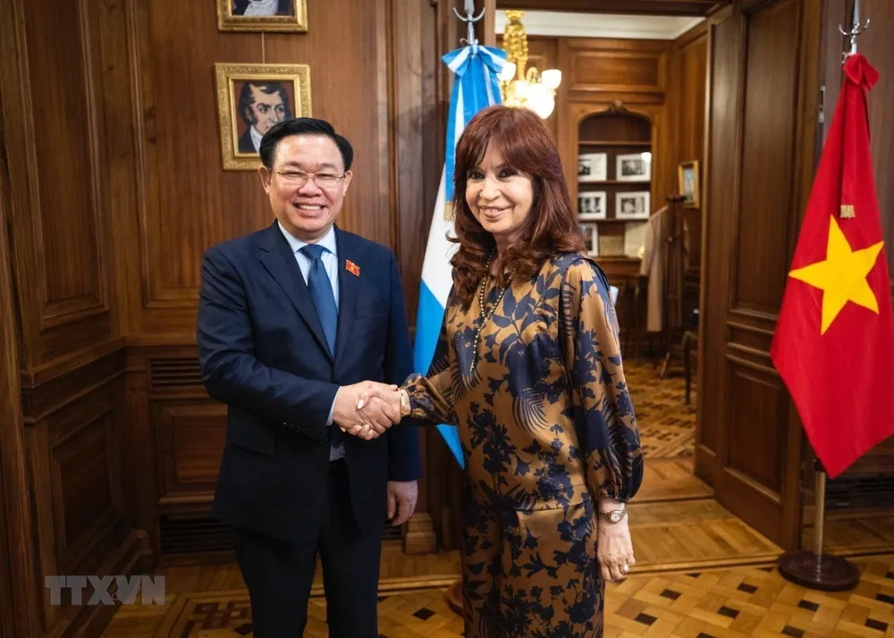 Chủ tịch Quốc hội Vương Đình Huệ gặp Chủ tịch Thượng viện, Phó Tổng thống Argentina Cristina Fernandez Kirchner. Ảnh: TTXVN