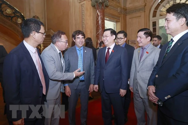 Chủ tịch Quốc hội Vương Đình Huệ cùng các đại biểu. Ảnh: TTXVN Chủ tịch Quốc hội Vương Đình Huệ cùng các đại biểu. Ảnh: TTXVN