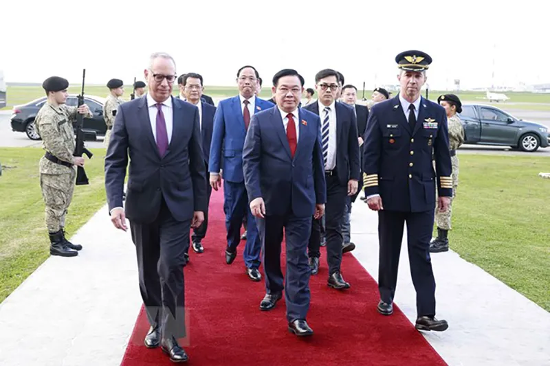 Lễ đón Chủ tịch Quốc hội Vương Đình Huệ tại sân bay quân sự, thủ đô Montevideo. Ảnh: TTXVN