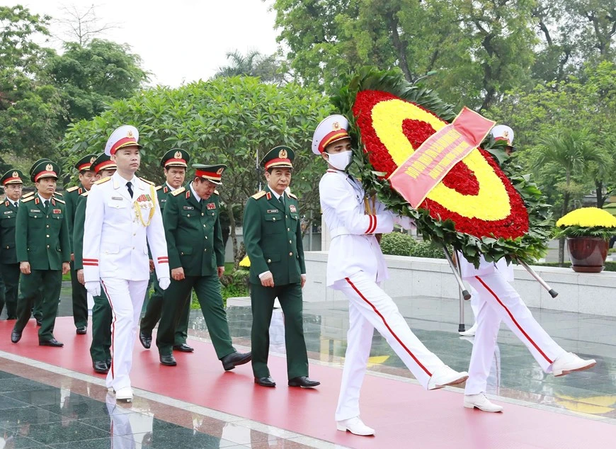 Đoàn đại biểu Quân ủy Trung ương và Bộ Quốc phòng vào đặt vòng hoa và tưởng niệm các Anh hùng liệt sỹ. Ảnh: TTXVN