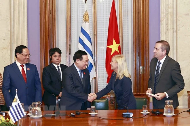 Chủ tịch Quốc hội Vương Đình Huệ và Chủ tịch Thượng viện Uruguay Beatriz Argimon, Chủ tịch Hạ viện Sebastian Andujar (từ trái qua phải) tại Lễ ký thoả thuận. Ảnh: TTXVN