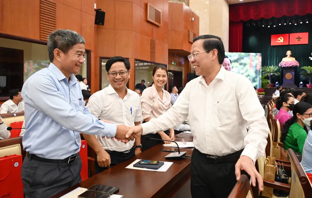 Chủ tịch UBND TP.HCM Phan Văn Mãi cùng các cán bộ tại hội nghị gặp gỡ giữa Chủ tịch UBND TP và Chủ tịch UBND các phường, xã, thị trấn năm 2023, chiều 27-4. Ảnh: THANH THÙY