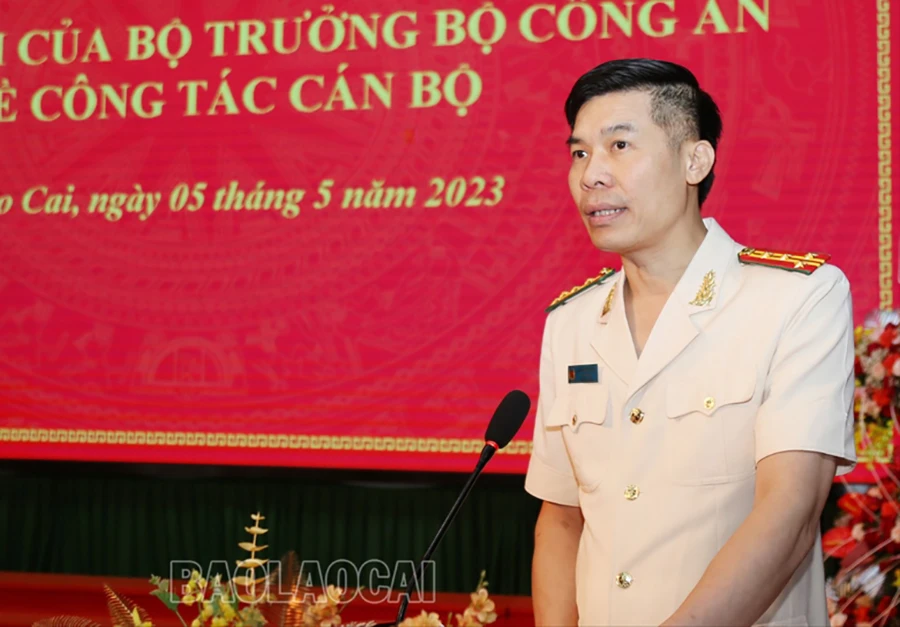 Tân giám đốc Công an tỉnh Lào Cai Cao Minh Huyền phát biểu nhận nhiệm vụ. Ảnh: BAOLAOCAI