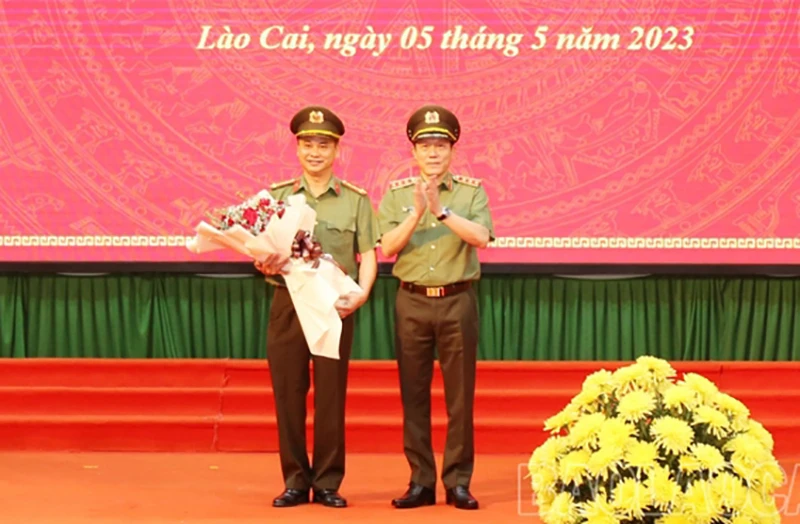 Thượng tướng Lương Tam Quang, Thứ trưởng Bộ Công an tặng hoa chúc mừng Đại tá Lưu Hồng Quảng được điều động nhận nhiệm vụ mới. Ảnh: BAOLAOCAI