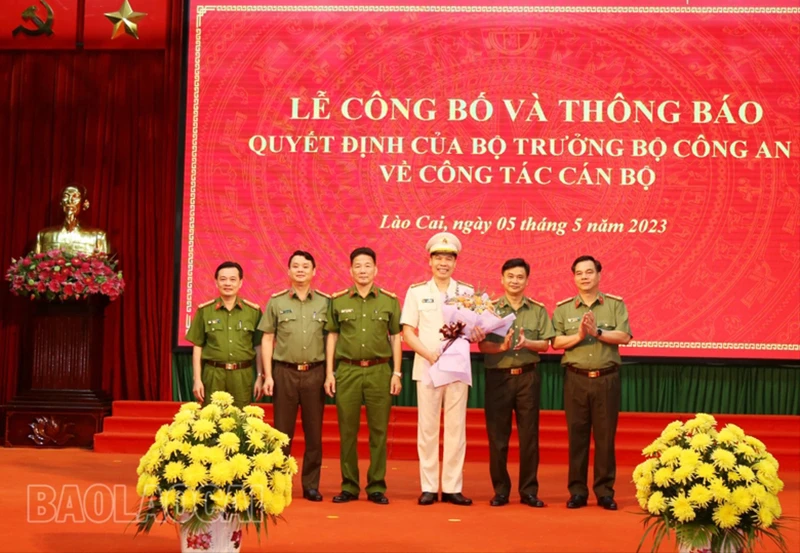 Ban Giám đốc Công an tỉnh tặng hoa chúc mừng Đại tá Cao Minh Huyền.