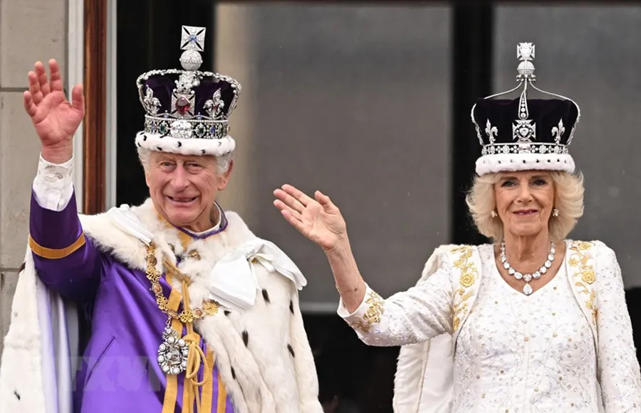 Nhà Vua Charles III, Hoàng hậu Camilla trên ban công Cung điện Buckingham vẫy chào người dân, sau khi xem màn biểu diễn của không quân Anh mừng Lễ Đăng quang. Ảnh: AFP/TTXVN Nhà Vua Charles III, Hoàng hậu Camilla trên ban công Cung điện Buckingham vẫy chào người dân, sau khi xem màn biểu diễn của không quân Anh mừng Lễ Đăng quang. Ảnh: AFP/TTXVN