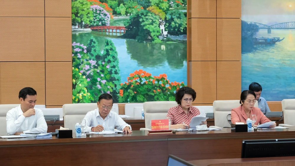 Các thành viên Ban Thường vụ Thành ủy TP.HCM tại buổi làm việc. Ảnh: QH