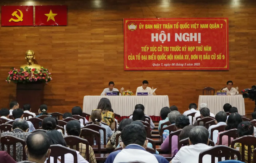 Đơn vị bầu cử số 9 tiếp xúc với cử tri quận 7. Ảnh: THANH TUYỀN