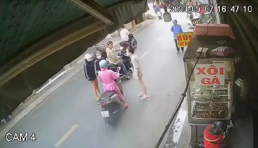 Sự việc được camera khu vực ghi lại. Ảnh: Cắt từ clip Sự việc được camera khu vực ghi lại. Ảnh: Cắt từ clip