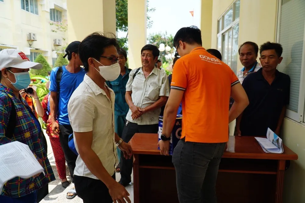 Chương trình 'Cùng ngư dân thắp sáng đèn trên biển' trao quà cho bà con huyện Cần Giờ ảnh 28