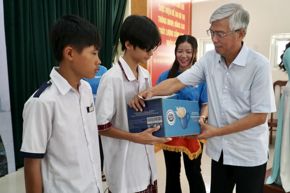 Chương trình 'Cùng ngư dân thắp sáng đèn trên biển' trao quà cho bà con huyện Cần Giờ ảnh 15