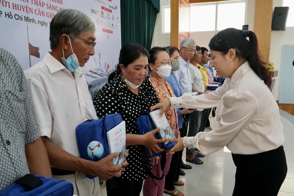 Chương trình 'Cùng ngư dân thắp sáng đèn trên biển' trao quà cho bà con huyện Cần Giờ ảnh 17