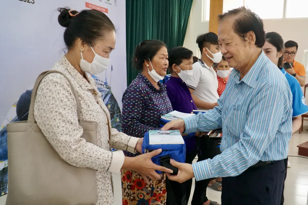 Chương trình 'Cùng ngư dân thắp sáng đèn trên biển' trao quà cho bà con huyện Cần Giờ ảnh 20