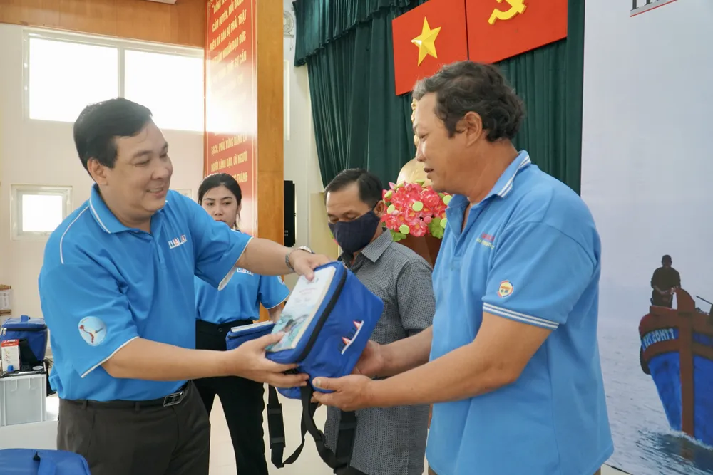 Chương trình 'Cùng ngư dân thắp sáng đèn trên biển' trao quà cho bà con huyện Cần Giờ ảnh 23