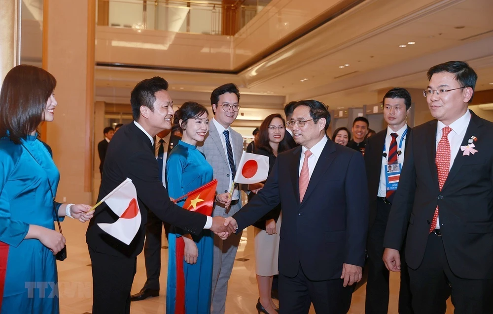 Cán bộ, nhân viên Đại sứ quán và cộng đồng người Việt Nam tại Nhật Bản đón Thủ tướng Phạm Minh Chính. Ảnh: TTXVN