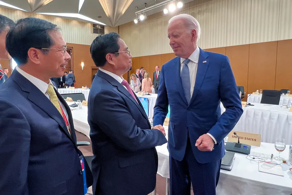 Thủ tướng Phạm Minh Chính và Tổng thống Mỹ Joe Biden tại Hội nghị G7 mở rộng. Ảnh: VGP