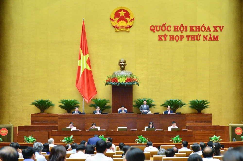 Các đại biểu nghe báo cáo giám sát về việc huy động, quản lý và sử dụng các nguồn lực phục vụ công tác phòng, chống dịch COVID-19. Ảnh: QH Các đại biểu nghe báo cáo giám sát về việc huy động, quản lý và sử dụng các nguồn lực phục vụ công tác phòng, chống dịch COVID-19. Ảnh: QH