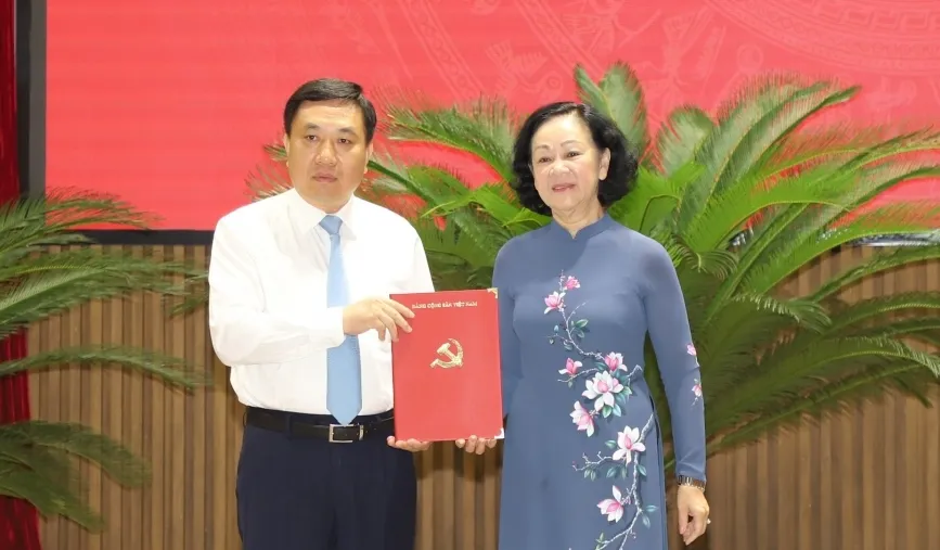 Bà Trương Thị Mai, Thường trực Ban Bí thư, Trưởng Ban Tổ chức Trung ương, trao quyết định cho ông Nguyễn Mạnh Dũng. Ảnh: VGP