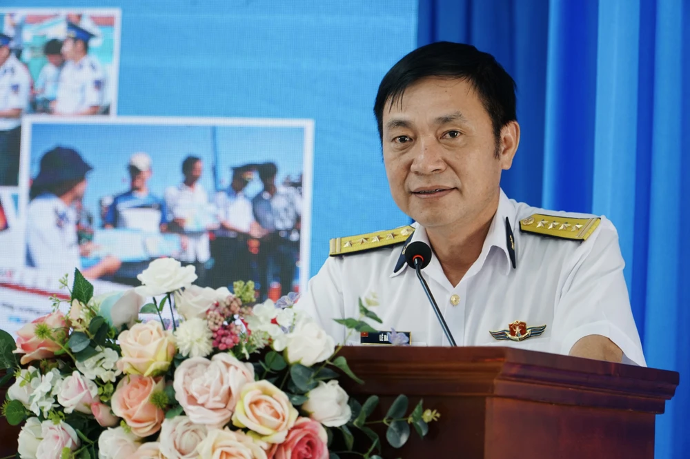 Đại tá Lê Bá Quân, Phó Tư lệnh kiêm Tham mưu trưởng Bộ Tư lệnh Vùng 2 Hải quân, chia sẻ tại phiên thảo luận.