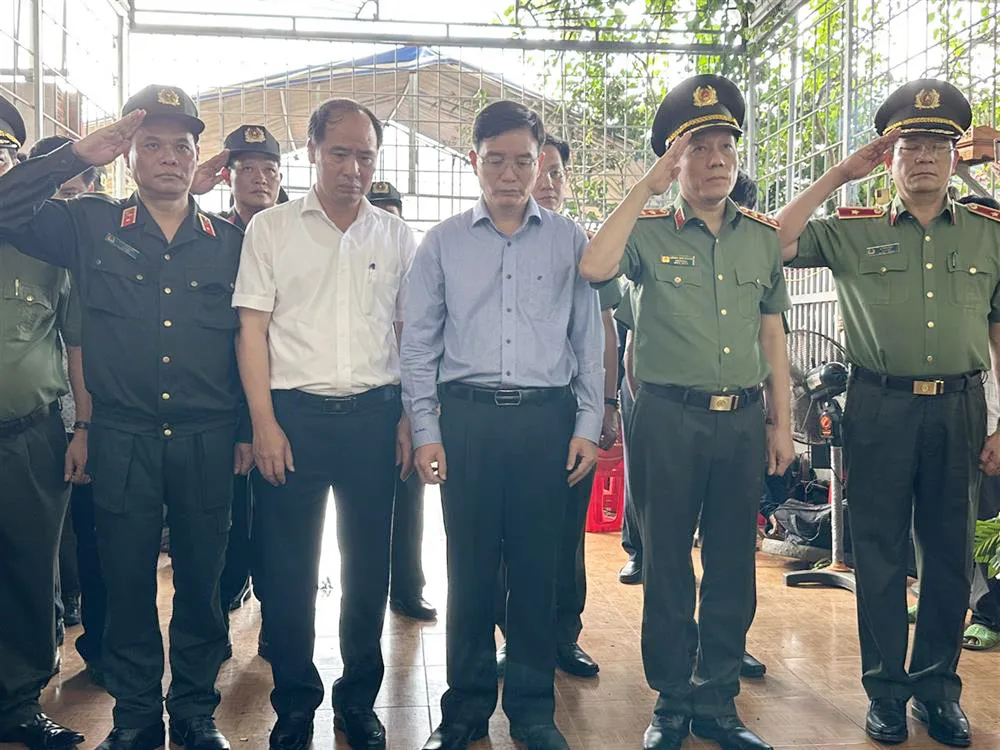 Thứ trưởng Bộ Công an Lương Tam Quang đã đến thăm hỏi, chia buồn và động viên gia đình các nạn nhân tử vong, bị thương trong vụ tấn công bằng súng tại trụ sở xã Ea Tiêu và xã Ea Ktur, huyện Cư Kuin. Ảnh: BCA