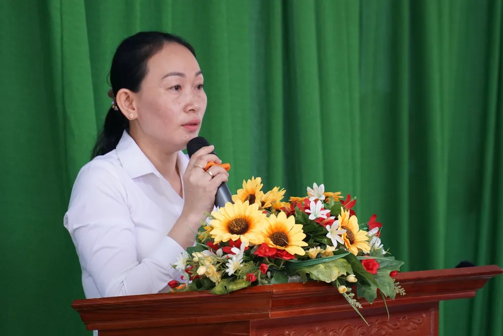 Bà Dương Thị Mỹ Diễm, Chủ tịch UBND xã Cà Ná, gửi lời cảm ơn chân thành đến đoàn y bác sĩ và báo Pháp Luật TP.HCM đã đến hỗ trợ y tế cho người dân nghèo tại xã và hy vọng qua chương trình lần này cùng sẽ nâng cao ý thức bảo vệ sức khoẻ cho bà con.