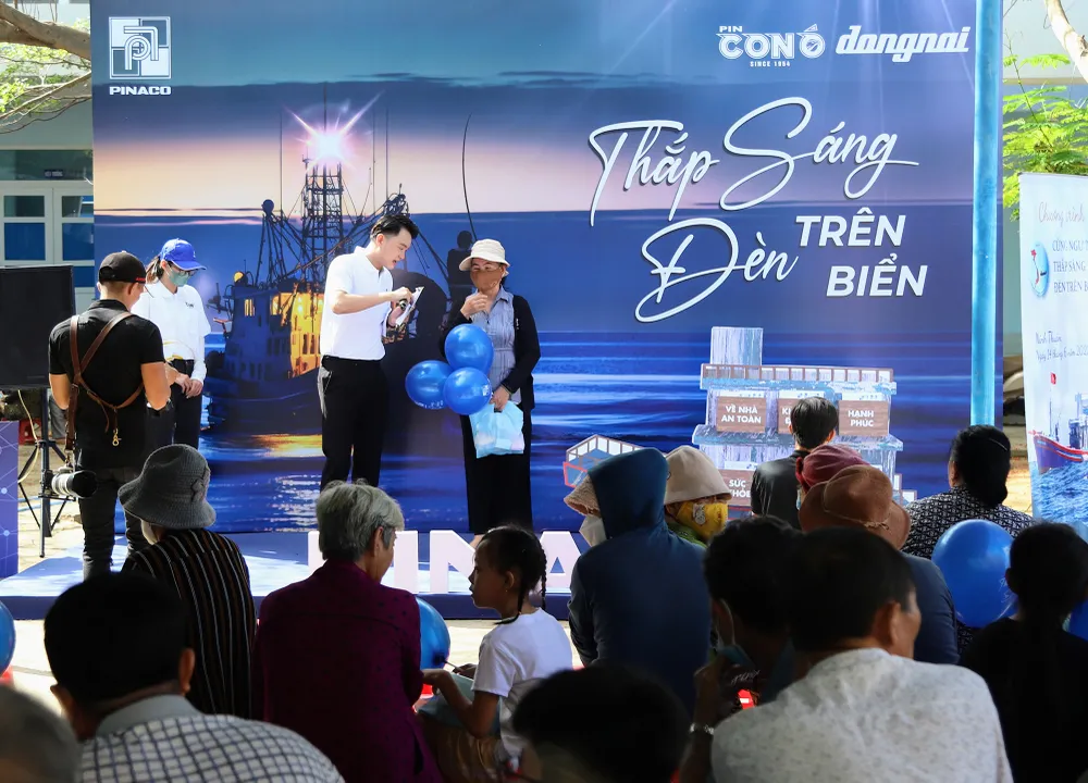 Trong thời gian người dân chờ khám bệnh, phát thuốc, đại diện nhà tài trợ của chương trình là Pinaco đã tổ chức minigame Gian hàng yêu thương và gửi tặng đến bà con những phần quà nhỏ nhưng vô cùng ý nghĩa tập vở, bình giữ nhiệt...