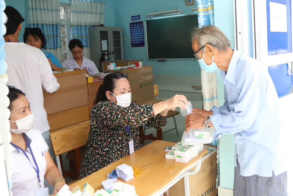 Chương trình và tỉnh Ninh Thuận cũng dành tặng 30 suất học bổng (3 triệu đồng/suất), cùng nhiều sách tập, thực phẩm dinh dưỡng cho con em ngư dân có hoàn cảnh khó khăn, học giỏi. Trong ảnh: Các bác sĩ phát thuốc cho người dân sau khi khám bệnh xong.