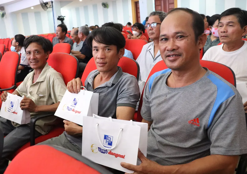 Các ngư dân chụp ảnh lưu niệm khi đến tham dự buổi lễ.