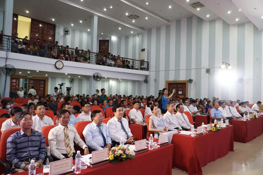 Lãnh đạo Trung ương, tỉnh Ninh Thuận cùng các sở ngành đến tham dự buổi lễ.