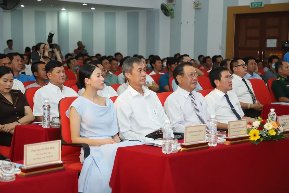 Các đại biểu tham dự buổi lễ.