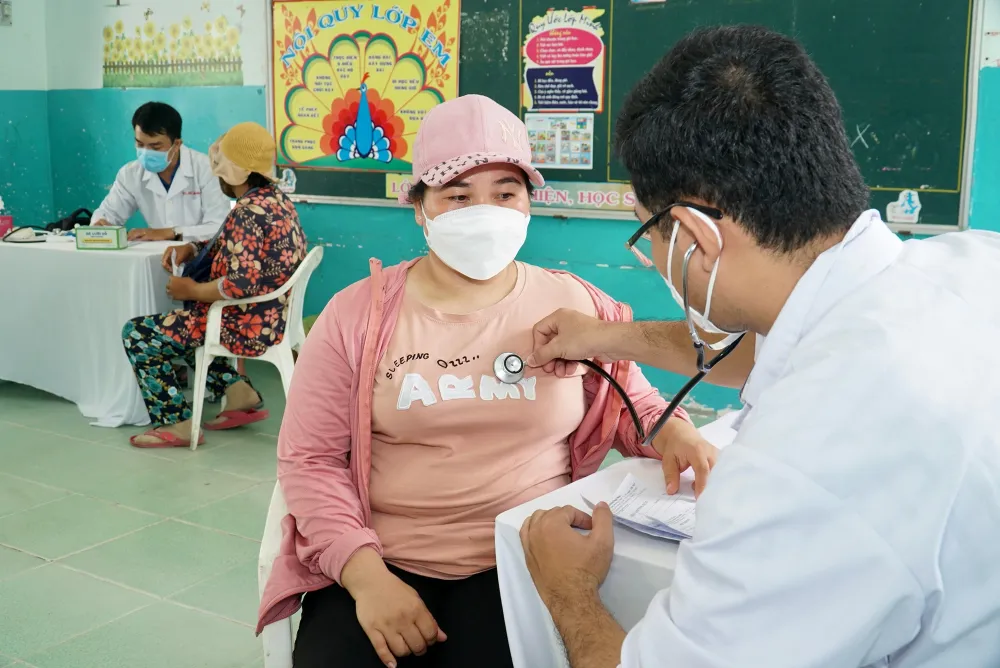 Chị Nguyễn Thị Nhi vui mừng vì bác sĩ thông báo bệnh sỏi thận của chị có tiến triển tốt. Ảnh: BẢO PHƯƠNG