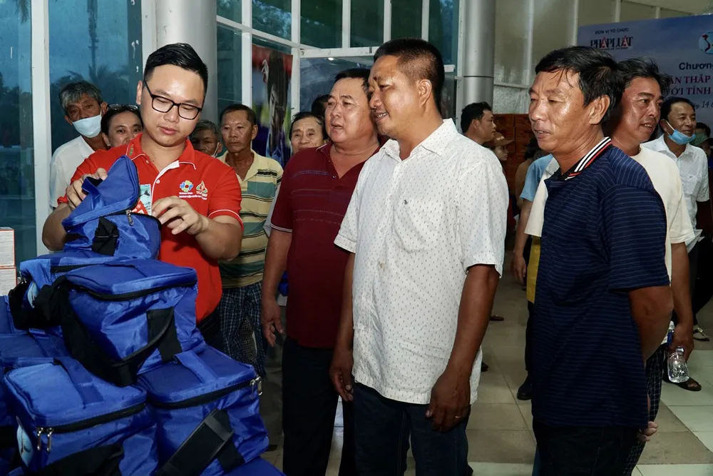 Ban tổ chức giới thiệu túi thuốc đến các ngư dân.