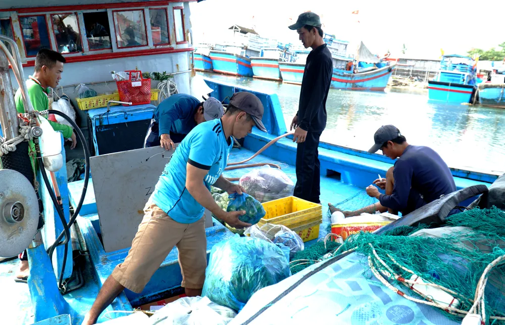 Ngư dân Ninh Thuận chuẩn bị vươn khơi bám biển. Ảnh: HUỲNH HẢI
