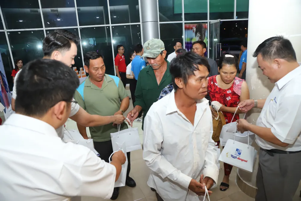 Ngư dân tỉnh Ninh Thuận đến dự buổi lễ và nhận các phần quà từ những nhà tài trợ của chương trình.