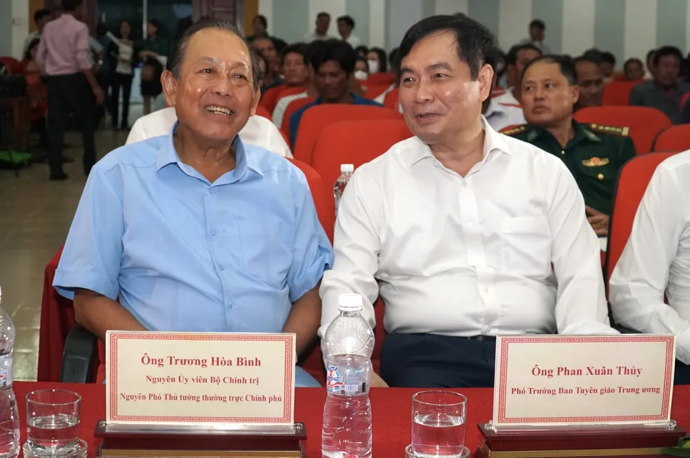 Ông Trương Hòa Bình, nguyên Phó Thủ tướng Thường trực và ông Phan Xuân Thủy, Phó Trưởng Ban Tuyên giáo Trung ương, đến tham dự cùng chương trình.