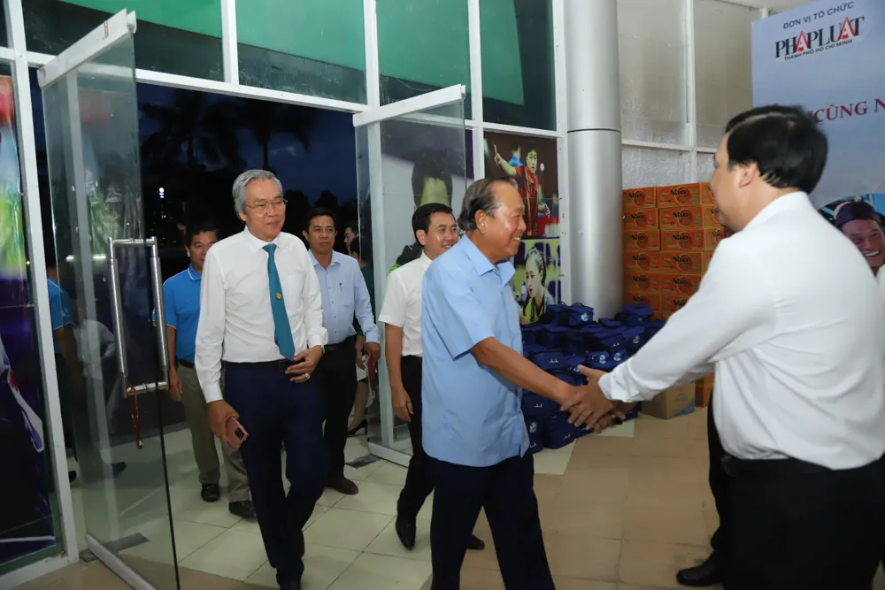 Ông Trương Hòa Bình, nguyên Phó Thủ tướng Thường trực, Chủ tịch danh dự của chương trình cùng lãnh đạo các ban, ngành đến tham dự buổi lễ